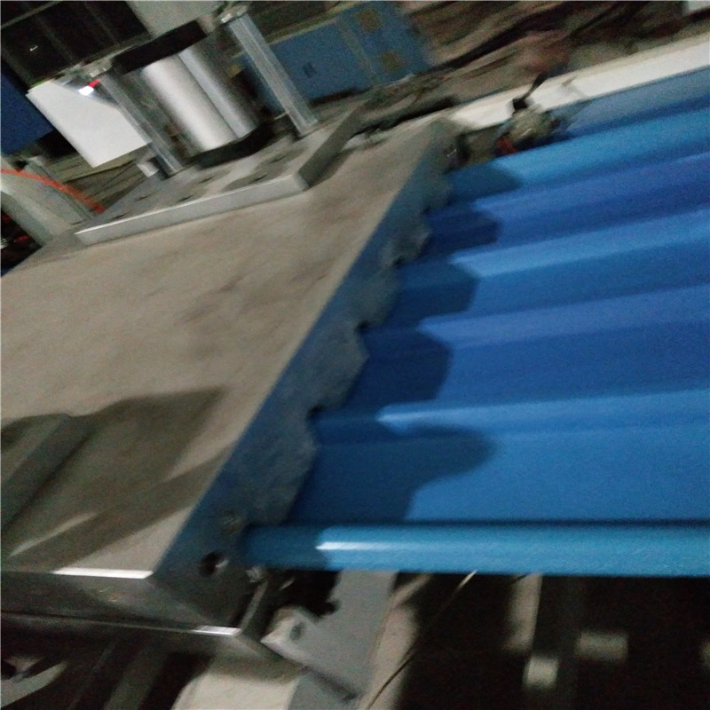 Linea di estrusione di lastre per coperture in plastica trapezoidale ondulata in PVC