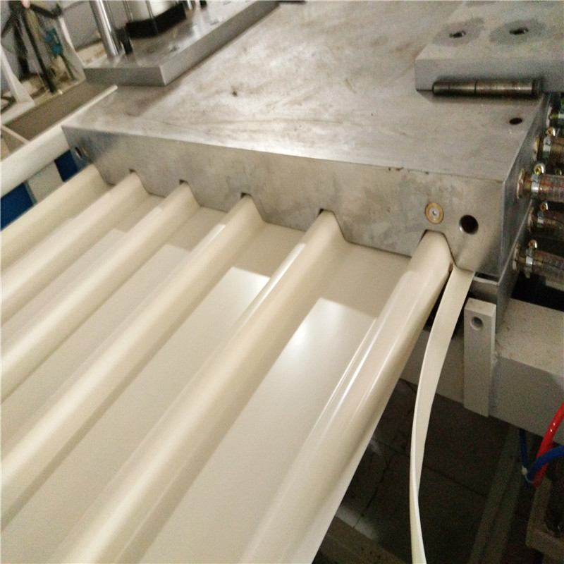 Linea di produzione di lastre/piastre/pannelli per coperture in PVC smaltato/ondulato/ondulato in plastica