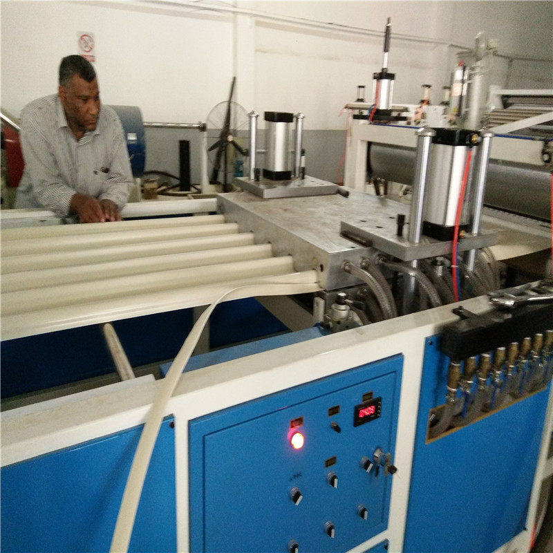 Linea di produzione di piastre a onde smaltate in PVC/PC SJSZ-80/156